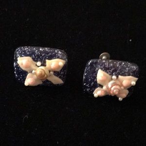 Beautiful vintage enamel earrings, screw on back.